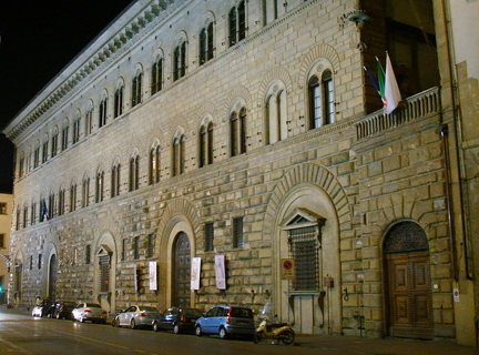 1280px-Palazzo_Medici_Riccardi_by_night_01